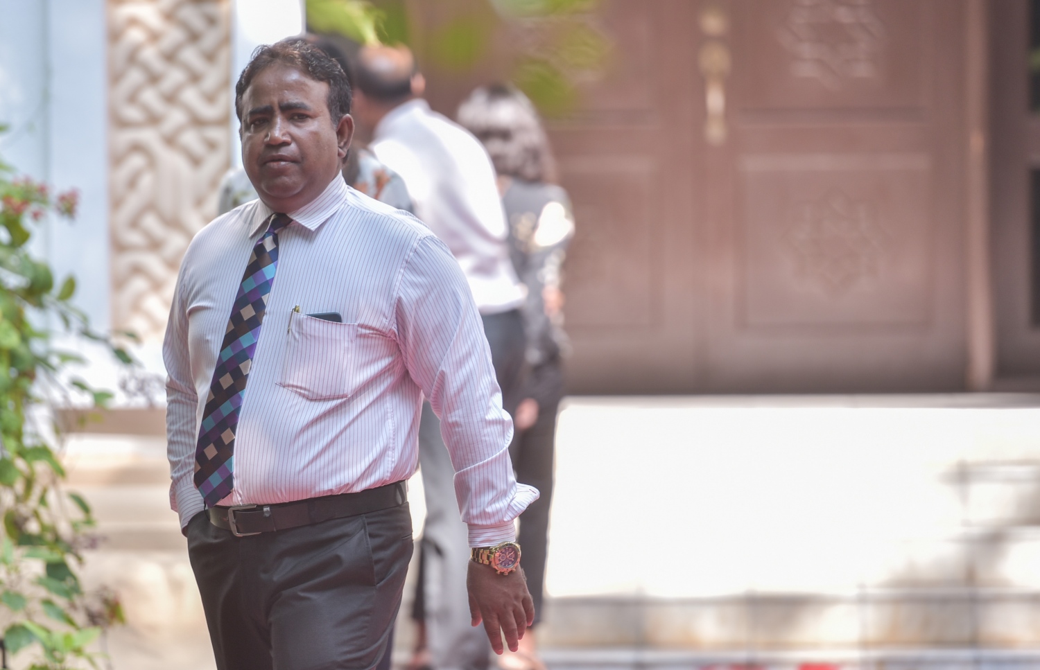 މެމްބަރު އަބްދުލްޣަފޫރު މަޖިލިހުގެ އިދާރާގެ ގޯތިތެރޭގައި. މަޖިލިހުގެ ރައީސް މަސީހަށް އޭނާ ވަރަށް ބޮޑަށް ފާޑު ވިދާޅުވި. - ފޮޓޯ: މިހާރު