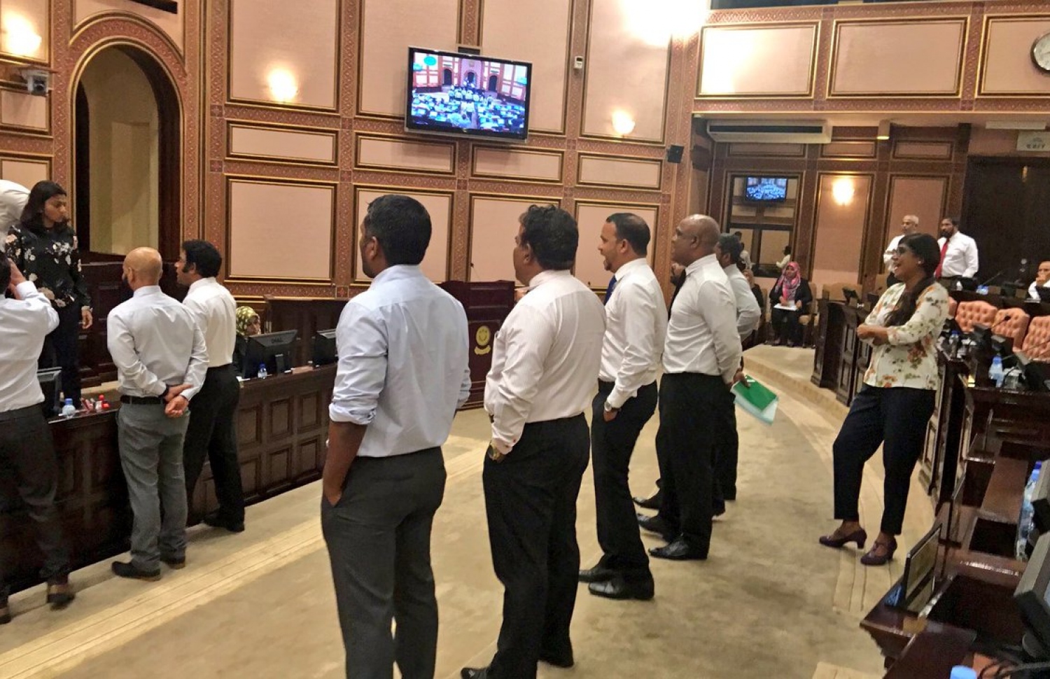 މިއަދުގެ ޖަލްސާގައި އިދިކޮޅު މެމްބަރުން އިހުތިޖާޖު ކުރަނީ: ފޮޓޯ: ސޯޝަލް މީޑިއާ