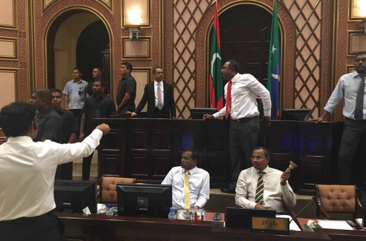 އެންމެންގެ ލޯމަތީ ނެގި ވޯޓަށް މި ހެދީ ކިހިނެއް؟