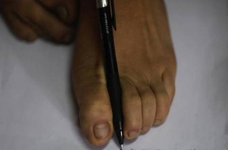 އަތުން ނުލިޔެވޭތީ ފައިން އިމްތިހާނު ކަރުދާހުގައި ލިޔެފި