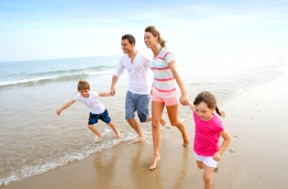 އުފާވެރި އާއިލާއެއް ބީޗުގައި ދުވަނީ: ހަޔާތުގައި ދިމާވާ ކަންކަމަށް ޝުކުރުވެރިވާން ޖެހޭ