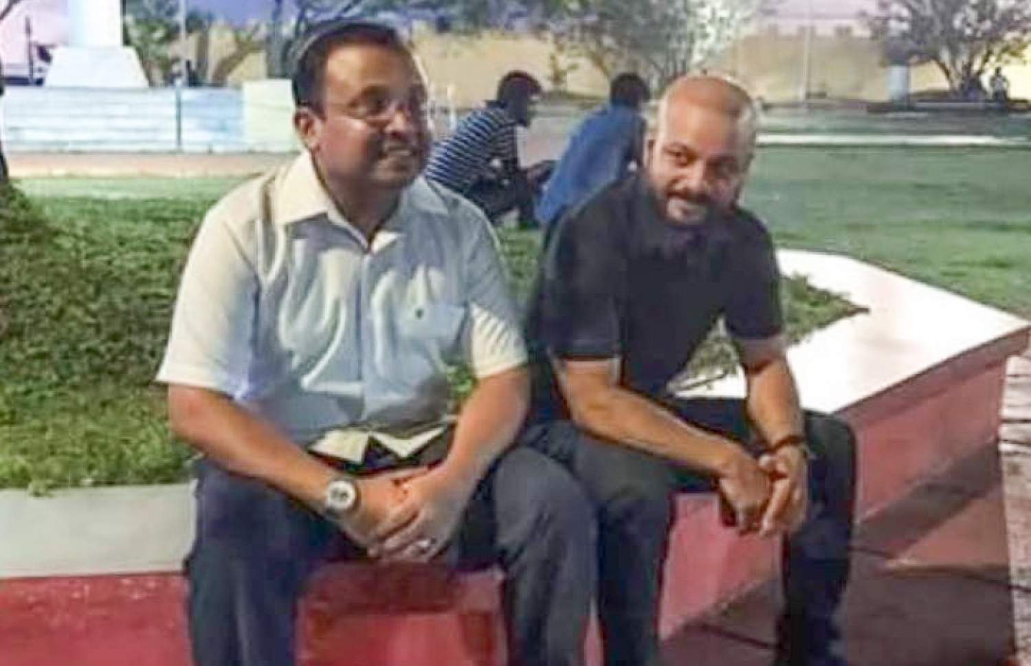 ޖޭޕީގެ ލީޑަރު ގާސިމް ފުލުސް އޮފީހަށް ހާޒިރުކުރުމުން، އޭނާ އަށް ހިތްވަރު ދިނުމުގެ ގޮތުން ފާރިސް އާއި ކިނބިދޫ ދާއިރާގެ މެމްބަރު އަބްދުﷲ ރިޔާޒް ޖުމްހޫރީ މައިދާނުގައި އިށީނދެވަޑައިގެން. --ފޮޓޯ: ސޯޝަލް މީޑިއާ