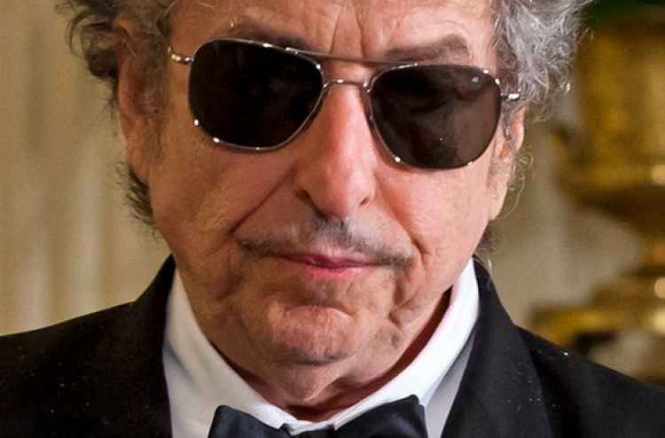 ބޮބް ޑިލަން އަށް ނޯބެލް އިނާމު ހަވާލުކޮށްފި