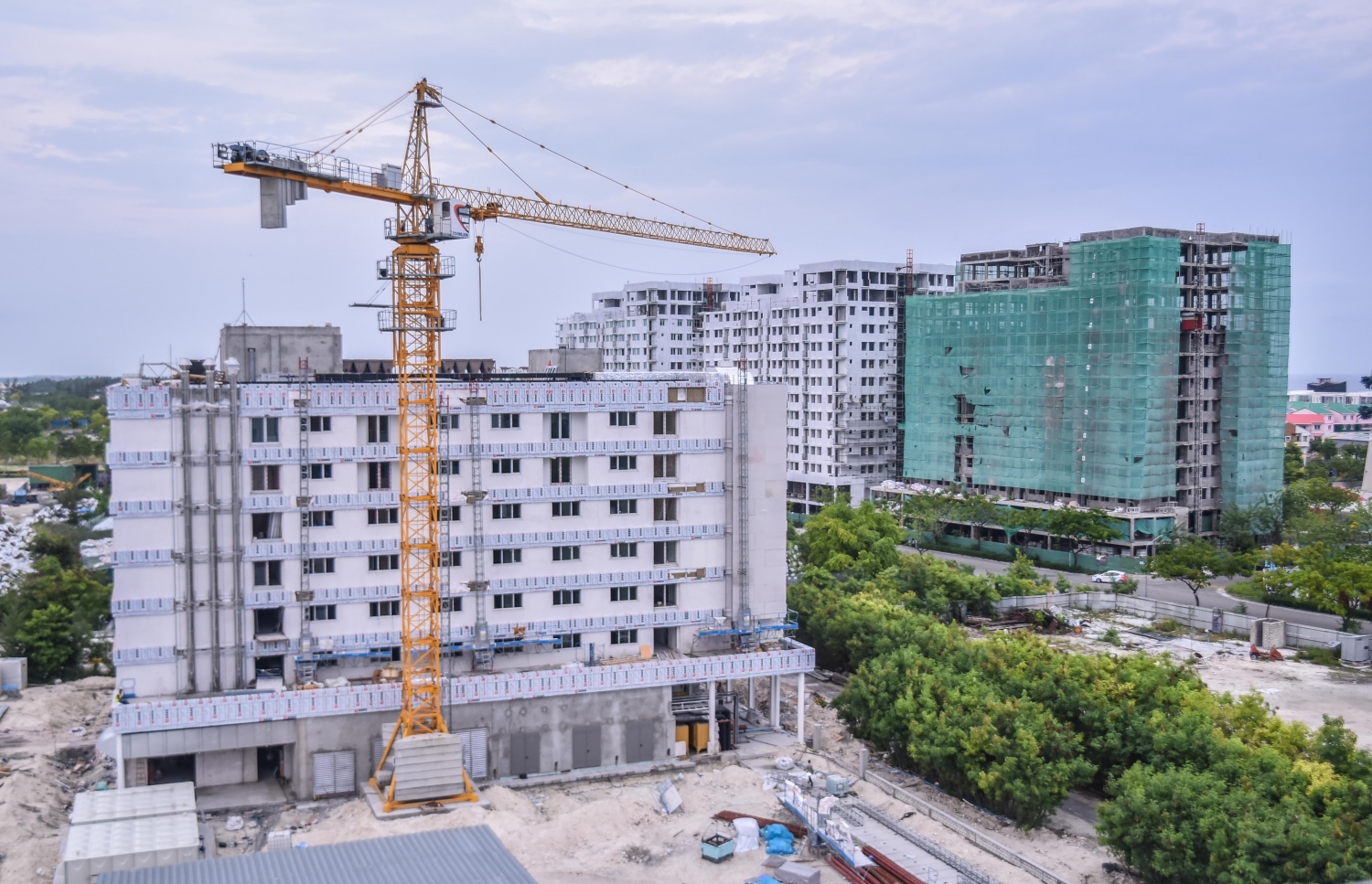 ޓްރީ ޓޮޕް ހޮސްޕިޓަލުގެ ގޯތިތެރޭގައި ހޮސްޕިޓަލުގެ ޓެކްނިކަލް މަސައްކަތްތަކާއި މުވައްޒަފުންނާއި ޑޮކްޓަރުންގެ ބޯހިޔާވަހިކަމަށް ބޭނުންކުރެވޭ ގޮތަށް ހަދާ އިމާރާތް --ފޮޓޯ: ހުސައިން ވަހީދު/މިހާރު