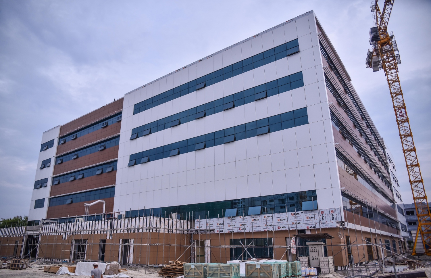 ހުޅުމާލޭގައި ބިނާކުރެވޭ ޓްރީ ޓޮޕް ހޮސްޕިޓަލްގެ މަސައްކަތް މިހާރު ވަނީ ނިމުމަކާ ގާތްވެފައި..---ފޮޓޯ: ހުސައިން ވަހީދު/މިހާރު