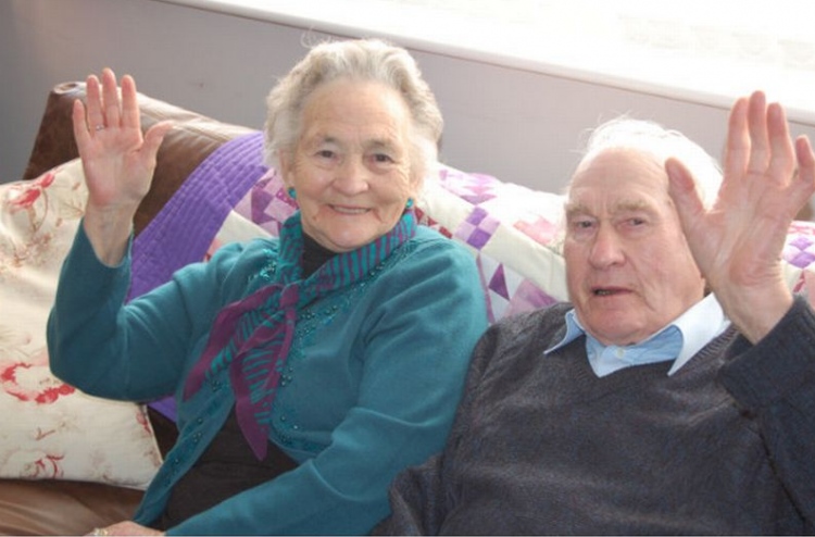 އެކުގައި 71 އަހަރު، މަރުވީ އެއްވަގުތެއްގައި