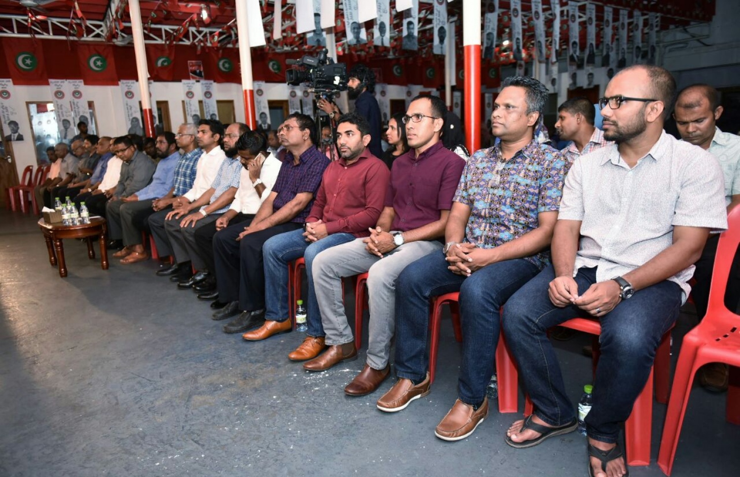 އިދިކޮޅު އިއްތިހާދުގެ ޖަލްސާއެއްގައި އާޒިމް ބައިވެރިވެވަޑައިގަންނަވަނީ.