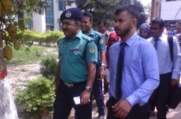 ރައުދާ ކިޔަވަން ހުރި ރާޖްޝާހީ އިސްލާމީ ބޭންކް މެޑިކަލް ކޮލެޖްގައި ބަންގްލާދޭޝް ފުލުހުންނާ އެކު ދިވެހި ފުލުހުން އިއްޔެ ހަރަކާތްތެރިވަނީ. -- ފޮޓޯ: ޑާކާ ޓްރިބިއުން