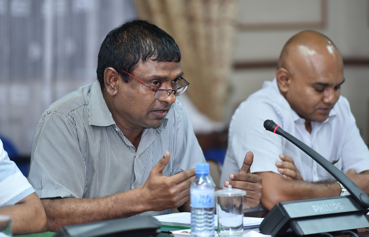 މެމްބަރު އިބްރާހިމް ހުސެއިން (ވ) ވާހަކަ ދައްކަވަނީ، އޭނާ ވިދާޅުވި ގޮތުގައި ސްވައިން ފްލޫ ކޮންޓްރޯލް ނުވެ ފެތުރުނީ ސަރުކާރުގެ އިހުމާލު އޮތުމުން. - ފޮޓޯ: ހުސެއިން ވަހީދު/ މިހާރު