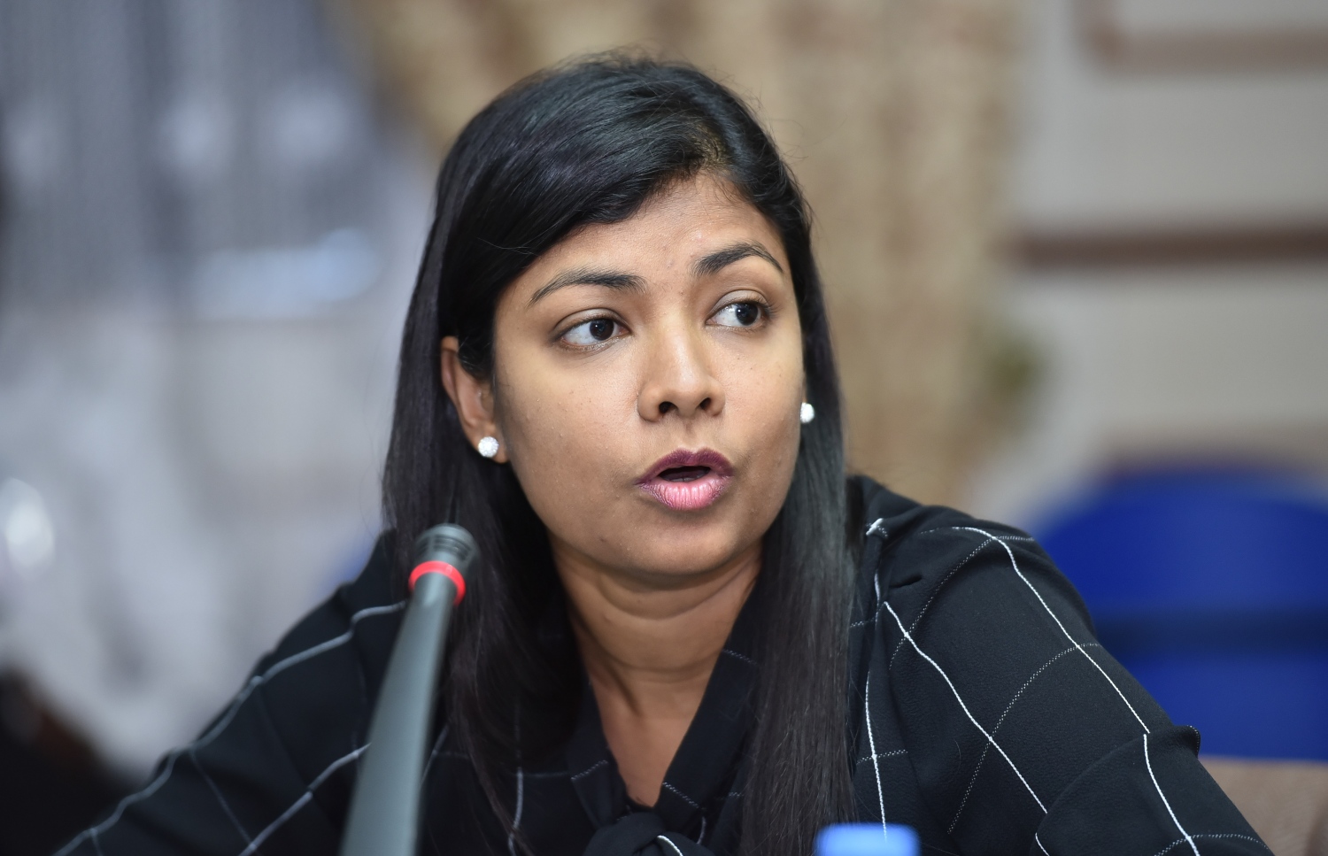 ކޮމެޓީގެ މިއަދުގެ ބައްދަލުވުމުގައި ރޮޒެއިނާ ވާހަކަ ދައްކަވަނީ، ސްވައިން ފްލޫ ޖެހިގެން ބަޔަކު މަރުވިއިރު އެކަން ބޮޑު ކަމަކަށް ނުވުމަކީ މައްސަލައެއް ކަމަށް ރޮޒެއިނާ ވިދާޅުވި.  - ފޮޓޯ: ހުސެއިން ވަހީދު/ މިހާރު