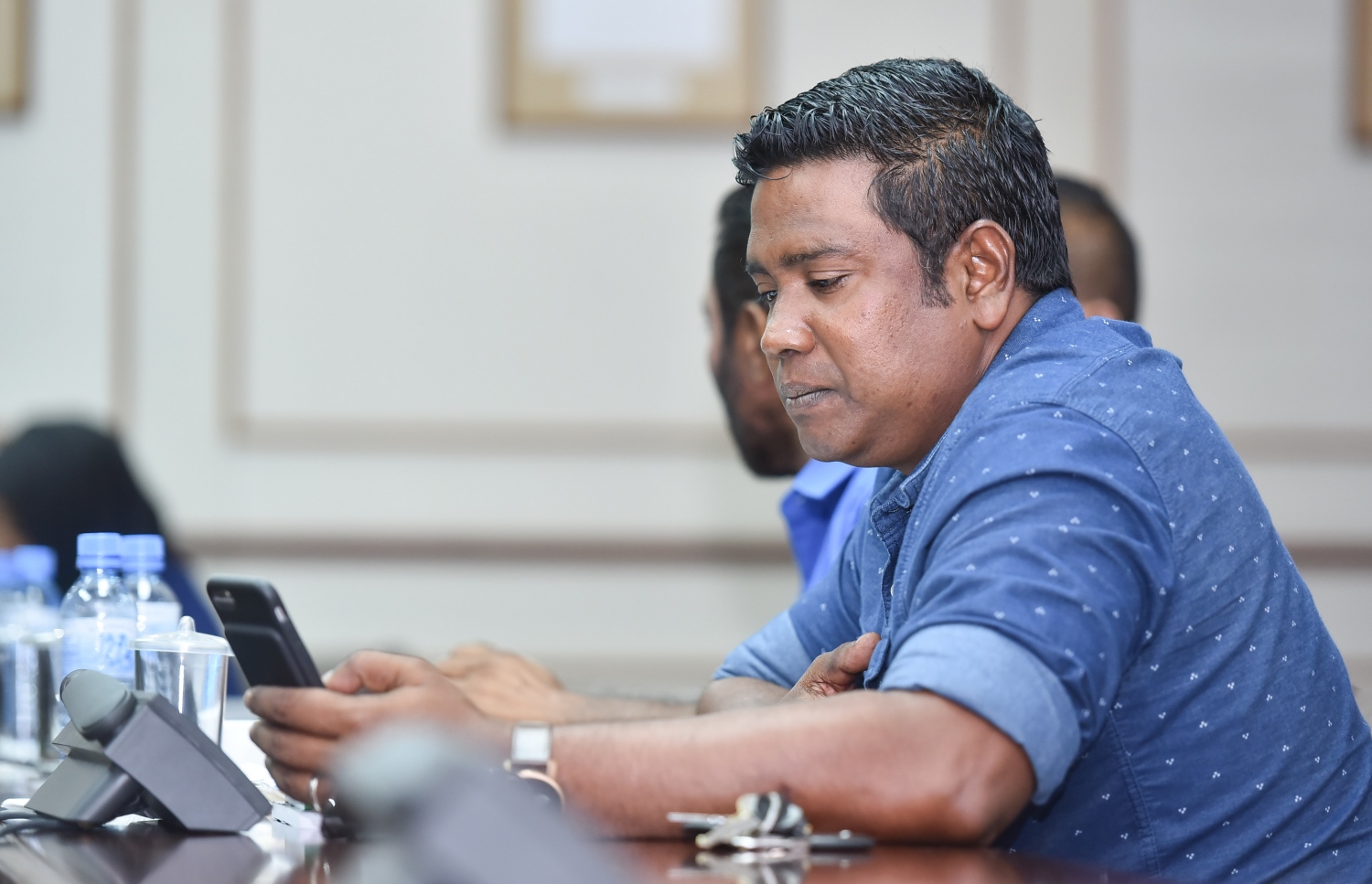 މަޖިލީހުގެ ކޮމެޓީއެއްގައި މެމްބަރު މުހައްމަދު އިސްމާއިލް: އޭނާއާ ގުޅޭގޮތުން ހުށަހެޅި މައްސަލަ ނުބަލަން ފުލުހުން ވަނީ ނިންމާފައި.