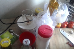 ރައުދާގެ ބަދިގެ: މަރުވެފައި އޮއްވާ ފެނުނު ދުވަހުގެ މެންދުރަށް ވެސް ރައުދާ ހުރީ ކެއުން ތައްޔާރުކޮށްފައި ކަމަށް ބައްޕަ އާތިފް ވިދާޅުވޭ.