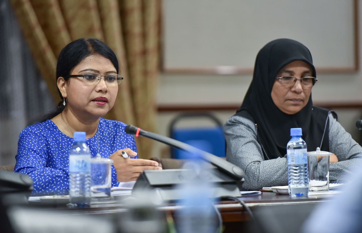 ޝީޒާ (ވ) ވާހަކަ ދައްކަވަނީ. ބަލި ކޮންޓްރޯލްވީ ސްކޫލްތައް ބަންދުކޮށް ތަންތަނަށް މީހުން އެއްވެ އުޅުން މަނާ ކުރުމުން ކަމަށް އޭނާ ވިދާޅުވި. - ފޮޓޯ: ހުސެއިން ވަހީދު/ މިހާރު