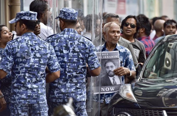 ޑިމޮކްރަސީގެ އަސާސްތައް ދަމަހައްޓަން ގޮވާލައިފި