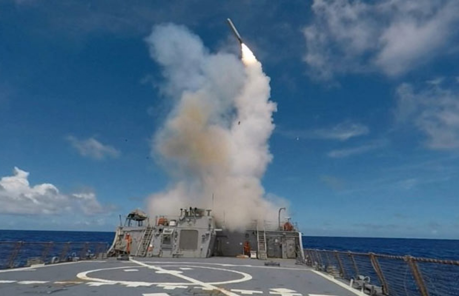 ސީރިއާ އަށް ހަމަލާ ދިނުމަށް އެމެރިކާގެ މަނަވަރުތަކުން މިސައިލް ފޮނުވާލަނީ: ސީރިއާ އަށް ދިން ހަމަލާ އަކީ އެހެން ގައުމުތަކަށް ވެސް އިންޒާރެއް ކަމަށް އެމެރިކާ އިން ބުނޭ.