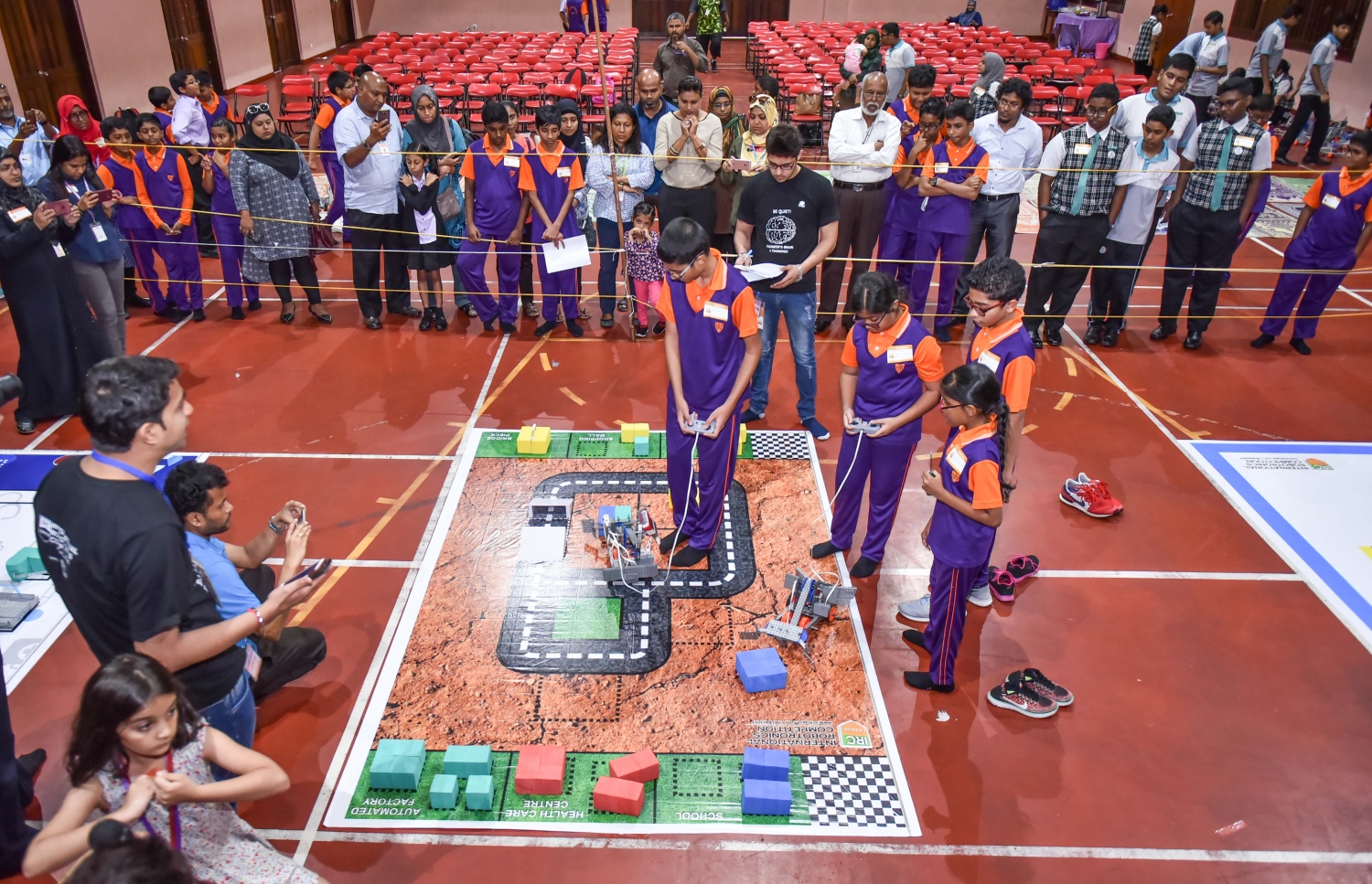 ޣިޔާސުއްދީން އިންޓަނޭޝަނަލް ސްކޫލުގައި ބޭއްވި އިންޓަނޭޝަނަލް ރޮބޮޓޯނިކްސް ކޮމްޕެޓިޝަން (އައިއާރުސީ) ގެ މުބާރާތުގައި ބައިވެރިވި ދަރިވަރަކު ގޭމެއް ފުރިހަމަ ކުރަނީ: ތޯހާގެ ބެލުމުގެ ދަށުން އެ ސްކޫލުން އަންނަނީ ކާމިޔާބީތައް ހޯދަމުން ---ފޮޓޯ: ހުސެއިން ވަހީދު/ މިހާރު