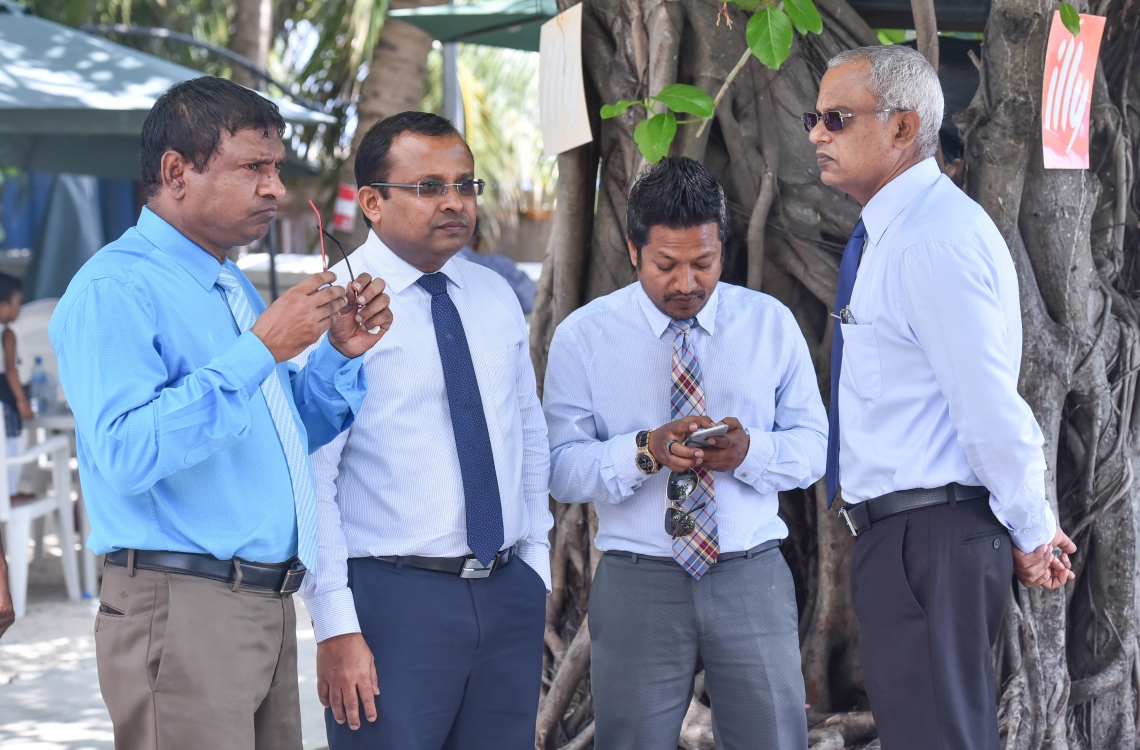 މާލެ: އޭޕްރީލް 12، 2017- މިދިޔަ ބުރާސްފަތިދުވަހު ހައްޔަރުކުރި ރާއްޖޭގެ މަޝްހޫރު ވިޔަފާރިވެރިޔާ ގާސިމް އިބްރާހިމް ފަރުވާއަށް އައިޖީއެމްއެޗަށް ގެންދާ ވާހަކައާ ގުޅިގެން އިދިކޮޅު އިއްތިހާދުގެ އިސްބޭފުޅުން އެ ހޮސްޕިޓަލްގައި: ހައި ކޯޓުގެ އަމުރާ އެއްގޮތަށް ގާސިމް ފަހުން ވަނީ ދޫކޮށްލާފައި.---މިހާރު ފޮޓޯ: ހުސެއިން ވަހީދު