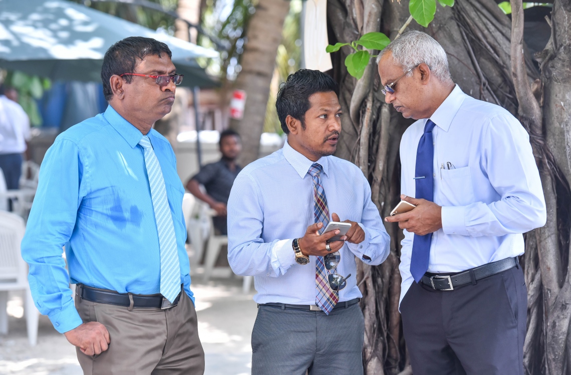 މާލެ: އޭޕްރީލް 12، 2017- މިދިޔަ ބުރާސްފަތިދުވަހު ހައްޔަރުކުރި ރާއްޖޭގެ މަޝްހޫރު ވިޔަފާރިވެރިޔާ ގާސިމް އިބްރާހިމް ފަރުވާއަށް އައިޖީއެމްއެޗަށް ގެންދާ ވާހަކައާ ގުޅިގެން އިދިކޮޅު އިއްތިހާދުގެ އިސްބޭފުޅުން އެ ހޮސްޕިޓަލްގައި: ހައި ކޯޓުގެ އަމުރާ އެއްގޮތަށް ގާސިމް ފަހުން ވަނީ ދޫކޮށްލާފައި.---މިހާރު ފޮޓޯ: ހުސެއިން ވަހީދު