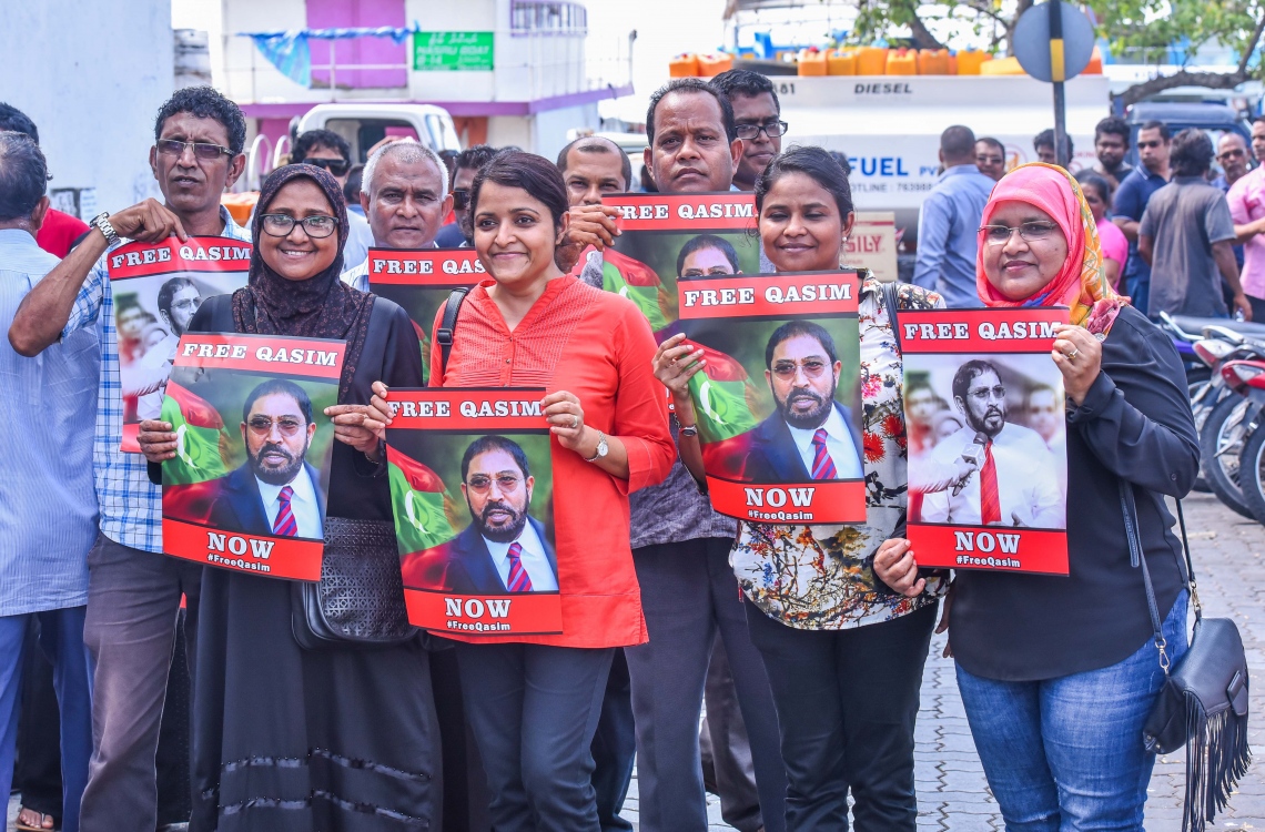 މާލެ: އޭޕްރީލް 12، 2017- ޖުމްހޫރީ ޕާޓީގެ ލީޑަރު މާމިގިލީ ދާއިރާގެ މެމްބަރު ގާސިމް ހައްޔަރުކުރުމަށް ކްރިމިނަލް ކޯޓުން ކުރި އަމުރު ހައި ކޯޓުގައި އިސްތިއުނާފު ކުރުމާ ގުޅިގެން ބޭއްވި ޝަރީއަތަށް ގާސިމް ހާޒިރުކޮށްފައިވާއިރު، އޭނާ ދޫކޮށްލުމަށް ގޮވާލައި އެ ސަރަހައްދުގައި އަޑުއުފުލަނީ: މަޝްހޫރު ވިޔަފާރިވެރިޔާ ގާސިމް ދޫކޮށްލުމަށް ހައި ކޯޓުން ކުރި އަމުރާ އެކު އޭނާ ވަނީ ދޫކޮށްލާފައި.---މިހާރު ފޮޓޯ: ހުސެއިން ވަހީދު