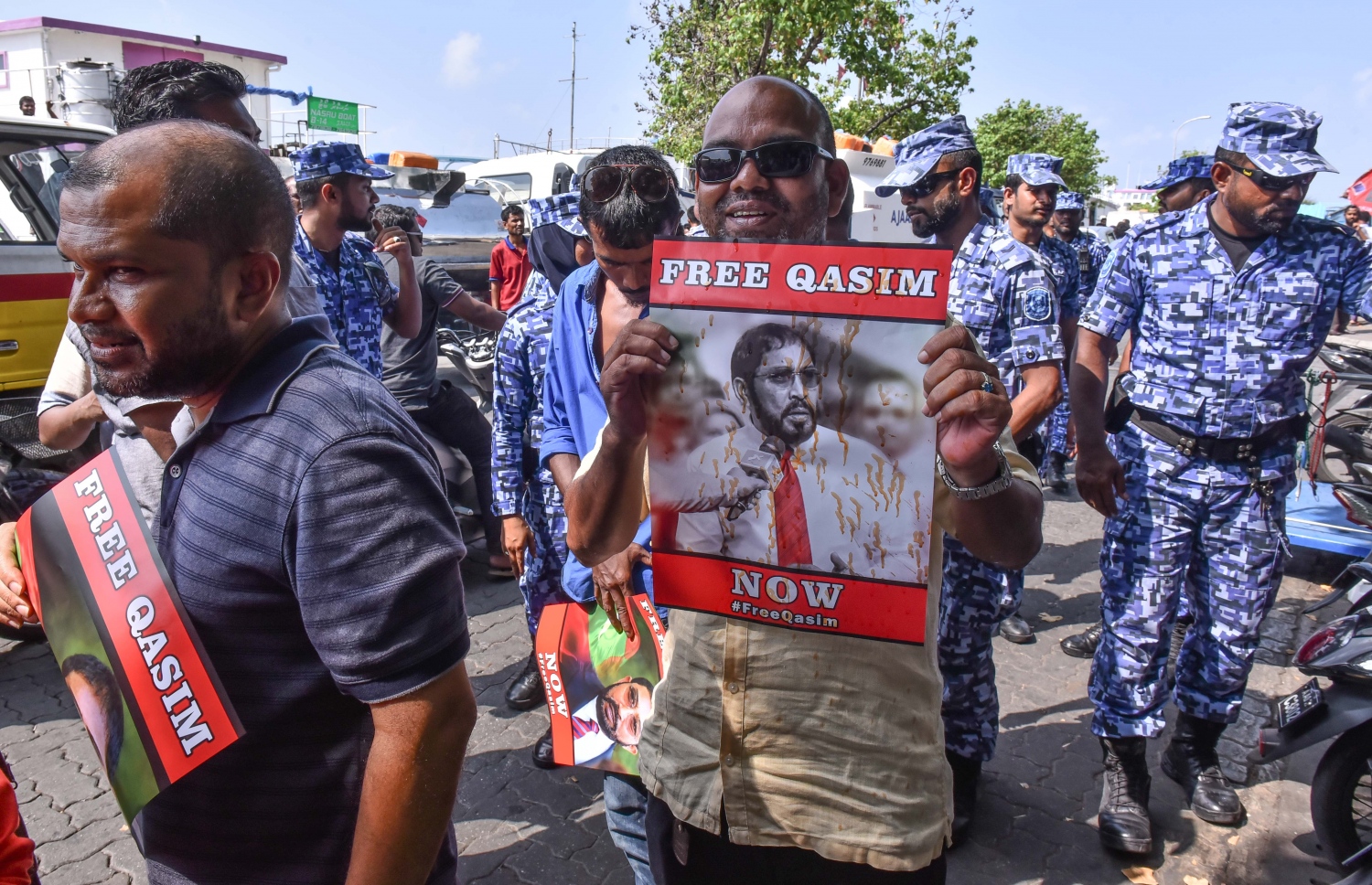 ގާސިމް އިބްރާހިމް އިއްޔެ ހައި ކޯޓަށް ހާޒިރުކުރުމާ ގުޅިގެން އެސަރަހައްދުގައި ގާސިމްގެ ސަޕޯޓަރުންނާއި އިދިކޮޅު ފަރާތްތަކުން ކުރި ހަޅުތާލުގެ ބައިވެރިންގެ ތެރެއަށް ފުލުހުން ވަނީ ޕެޕަސްޕްރޭ ޖަހާފައި. --މިހާރު ފޮޓޯ: ހުސެއިން ވަހީދު