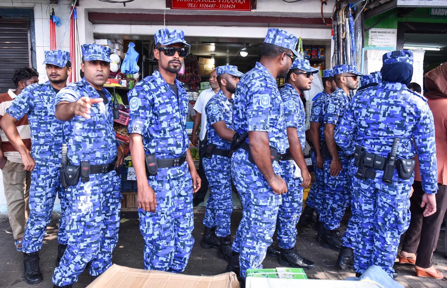 ފުލުހުންތަކެއް މަގުމަތީގައި ހަރަކާތްތެރިވަނީ: މުދަލާއި އާންމުންގެ ރައްކާތެރިކަމަށް މަސައްކަތްކުރޭ -- ފޮޓޯ/މިހާރު