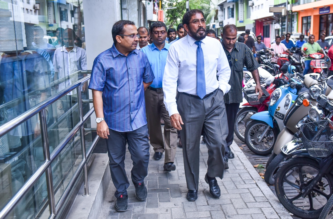 މާލެ: އޭޕްރީލް 12، 2017- ޖުމްހޫރީ ޕާޓީގެ ލީޑަރު މާމިގިލީ ދާއިރާގެ މެމްބަރު ގާސިމް ދޫކޮށްލުމަށް ކުރި އަމުރާއެކު، ކޯޓުން ނުކުމެވަޑައިގެން އެ ޕާޓީގެ ޑެޕިއުޓީ ލީޑަރު އަބްދުﷲ ރިޔާޒްއާ އެކު ވަޑައިގަންނަވަނީ.---މިހާރު ފޮޓޯ: ހުސެއިން ވަހީދު