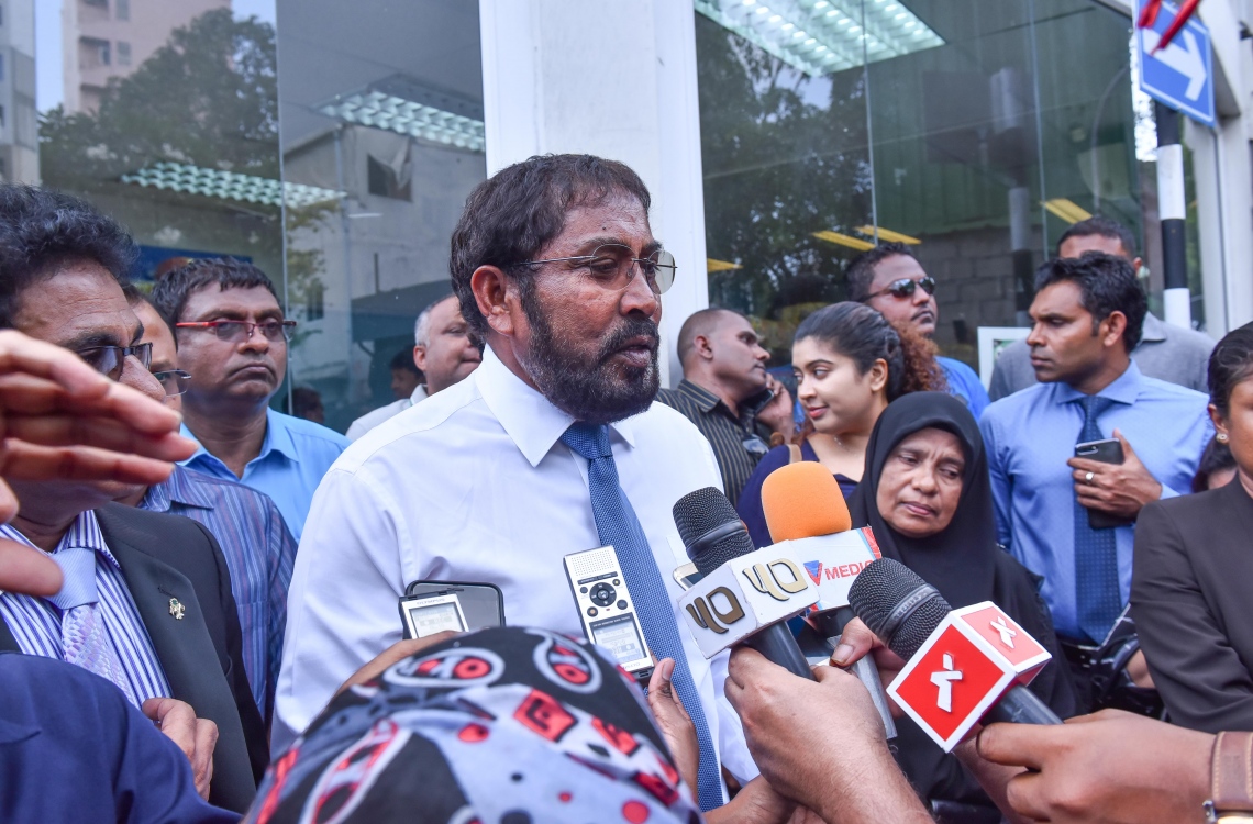 މާލެ: އޭޕްރީލް 12، 2017- ޖުމްހޫރީ ޕާޓީގެ ލީޑަރު މާމިގިލީ ދާއިރާގެ މެމްބަރު ގާސިމް ދޫކޮށްލުމަށް ކުރި އަމުރާއެކު، ކޯޓުން ނުކުމެވަޑައިގެން މީޑިއާއާ ވާހަކަ ދައްކަވަނީ.---މިހާރު ފޮޓޯ: ހުސެއިން ވަހީދު