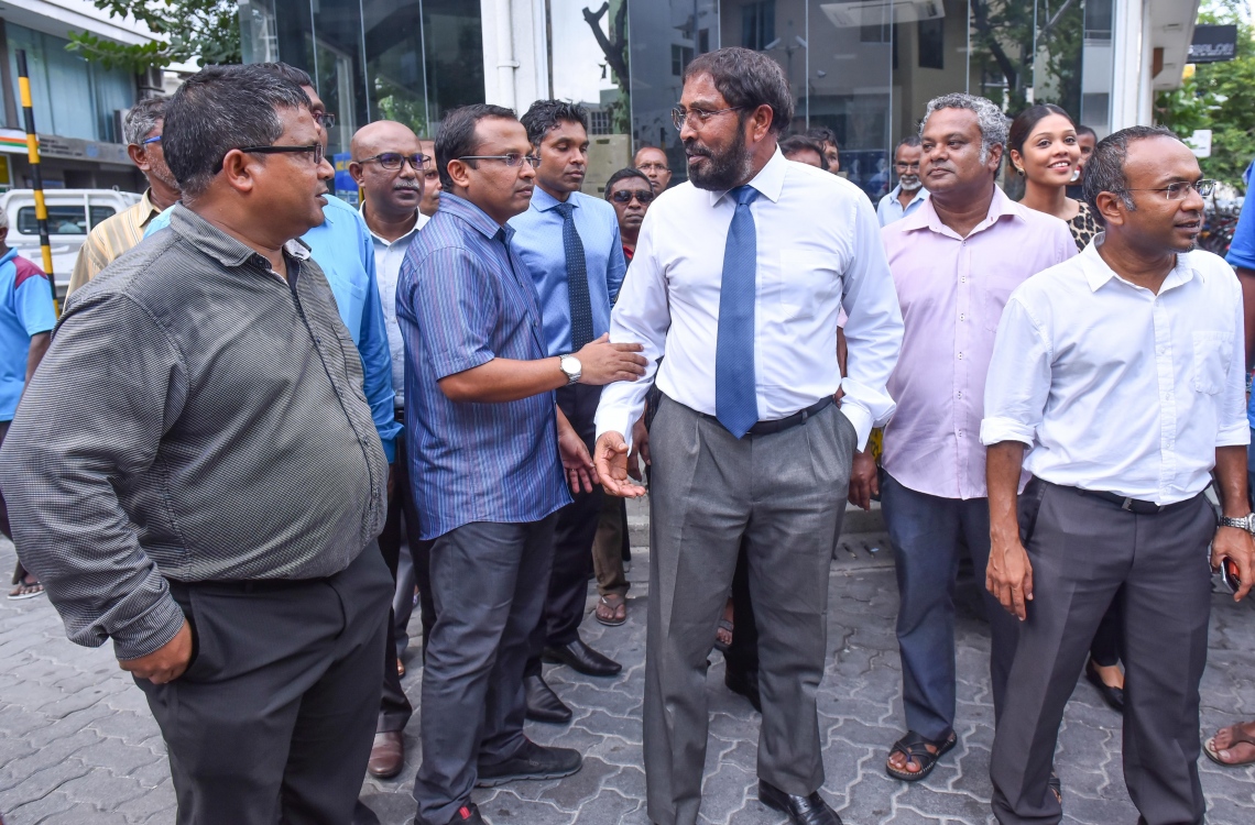 މާލެ: އޭޕްރީލް 12، 2017- ޖުމްހޫރީ ޕާޓީގެ ލީޑަރު މާމިގިލީ ދާއިރާގެ މެމްބަރު ގާސިމް ދޫކޮށްލުމަށް ކުރި އަމުރާއެކު، ކޯޓުން ނުކުމެވަޑައިގެން އިދިކޮޅު ކޯލިޝަންގެ އިސްބޭފުޅުންނާ ވާހަކަ ދައްކަވަނީ.---މިހާރު ފޮޓޯ: ހުސެއިން ވަހީދު