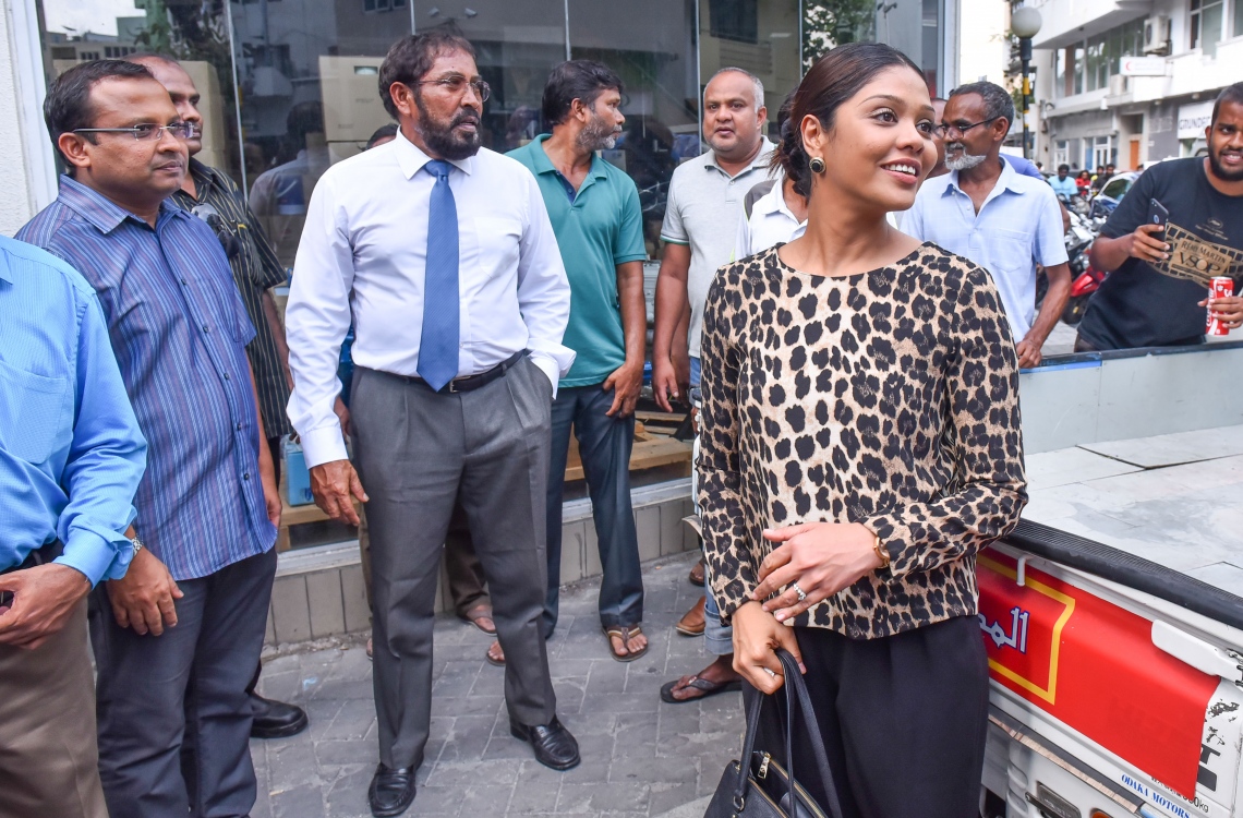 މާލެ: އޭޕްރީލް 12، 2017- ޖުމްހޫރީ ޕާޓީގެ ލީޑަރު މާމިގިލީ ދާއިރާގެ މެމްބަރު ގާސިމް އިބްރާހިމް ދޫކޮށްލުމަށް ކުރި އަމުރާއެކު، ކޯޓުން ނުކުމެވަޑައިގެން ދަރިކަނބަލުން އަދި ޕާޓީގެ އިސްބޭފުޅުންނާއެކު މަޑުކޮށްލައްވައިގެން.---މިހާރު ފޮޓޯ: ހުސެއިން ވަހީދު