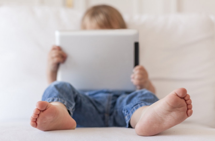 ފޯނާއި ޓެބްލެޓާ ކުޅޭ ކުދިންގެ ނިދި މަދު