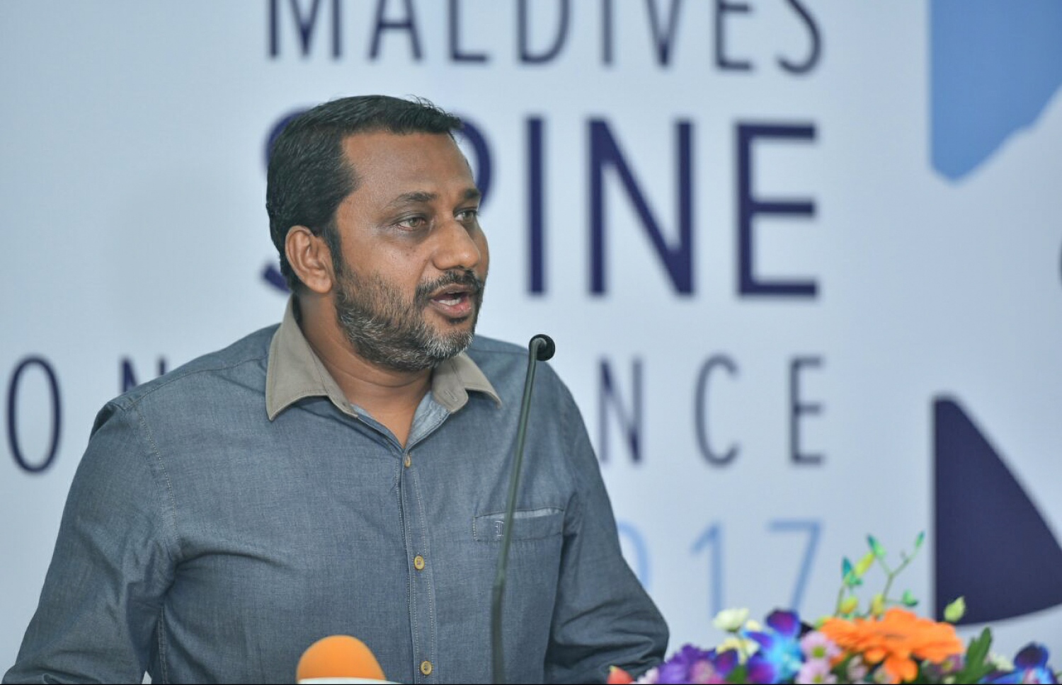 ސްޕައިން ކޮންފަރެންސްގައި އޭޑީކޭގެ މެނެޖިން ޑިރެކްޓަރު އަހްމަދު އަފްއާލް ވާހަކަ ދައްކަަވަނީ. -- ފޮޓޯ: މިހާރު