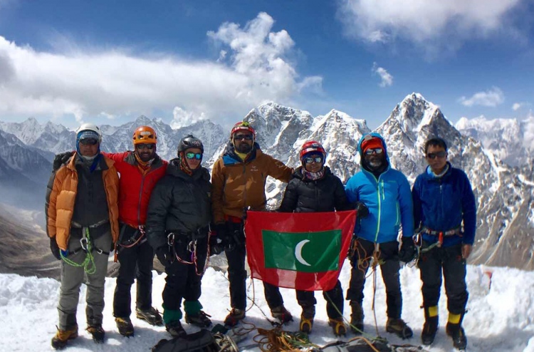 ދިއެކްސްޕްލޯރާ އިން 2017 ވަނަ އަހަރު ލޮބޫޗޭ އީސްޓަށް ކުރި ޓްރެކުގެ ބައިވެރިން ނޭޕާލުގެ ބައެއް ގައިޑުންނާ އެކު.