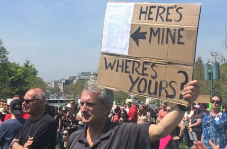 ޓްރަމްޕުގެ ޓެކްސް ބަޔާން އާއްމު ކުރުމަށް އެދި މުޒާހަރާ