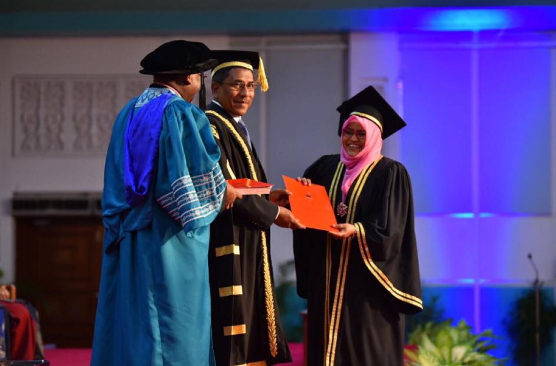 މާލެ: އޭޕްރީލް 16، 2017- އެމްއެންޔޫ އިން މި އަހަރު ގްރެޖުއޭޓްވި ދަރިވަރަކާ، އެ ޔުނިވަސިޓީގެ ޗާންސެލަރު ޑރ. މުހައްމަދު ލަތީފް ސެޓްފިކެޓް ހަވާލުކޮށްދެއްވަނީ.---ފޮޓޯ: އެމްއެންޔޫ ފޭސްބުކް ޕޭޖް