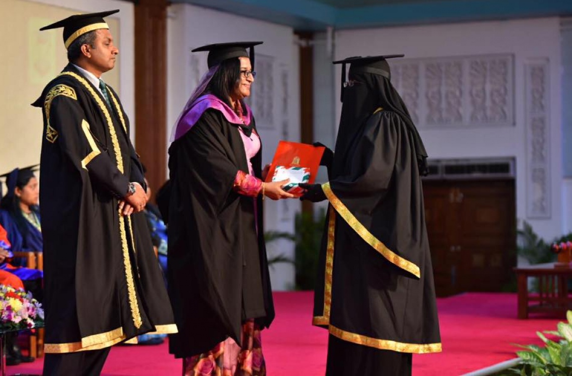 މާލެ: އޭޕްރީލް 16، 2017- އެމްއެންޔޫ އިން މި އަހަރު ގްރެޖުއޭޓްވި ދަރިވަރަކާ، ރައީސް އޮފީހުގެ ލީގަލް އެފެއާޒް މިނިސްޓަރު އައިޝަތު އާޒިމާ ޝަކޫރު ސެޓްފިކެޓް ހަވާލުކޮށްދެއްވަނީ.---ފޮޓޯ: އެމްއެންޔޫ ފޭސްބުކް ޕޭޖް