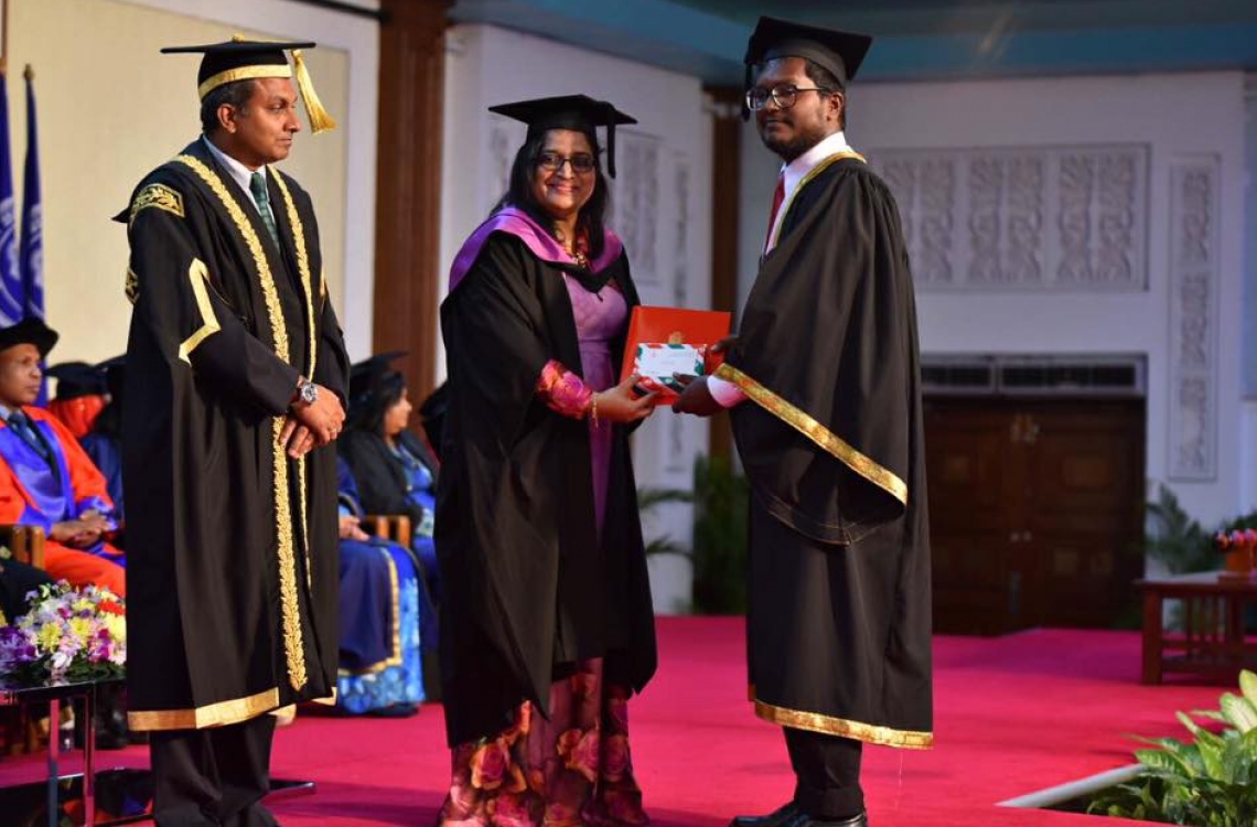 މާލެ: އޭޕްރީލް 16، 2017- އެމްއެންޔޫ އިން މި އަހަރު ގްރެޖުއޭޓްވި ދަރިވަރަކާ، ރައީސް އޮފީހުގެ ލީގަލް އެފެއާޒް މިނިސްޓަރު އައިޝަތު އާޒިމާ ޝަކޫރު ސެޓްފިކެޓް ހަވާލުކޮށްދެއްވަނީ.---ފޮޓޯ: އެމްއެންޔޫ ފޭސްބުކް ޕޭޖް