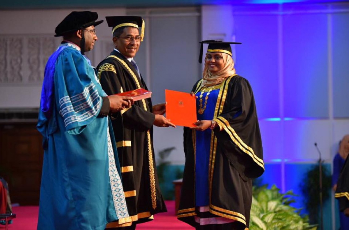 މާލެ: އޭޕްރީލް 16، 2017- އެމްއެންޔޫ އިން މި އަހަރު ގްރެޖުއޭޓްވި ދަރިވަރަކާ، އެ ޔުނިވަސިޓީގެ ޗާންސެލަރު ޑރ. މުހައްމަދު ލަތީފް ސެޓްފިކެޓް ހަވާލުކޮށްދެއްވަނީ.---ފޮޓޯ: އެމްއެންޔޫ ފޭސްބުކް ޕޭޖް