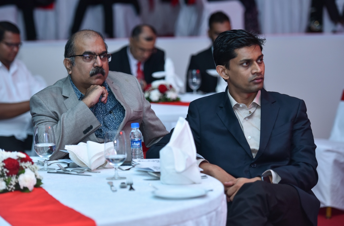 މާލެ: އޭޕްރީލް 19، 2017- އުރީދޫ އިން ހިއްސާ ވިއްކުން އިފްތިތާހުކުރުމުގެ ގޮތުން ބޭއްވި ރަސްމިއްޔާތުގެ ތެރެއިން.---މިހާރު ފޮޓޯ: ހުސެއިން ވަހީދު