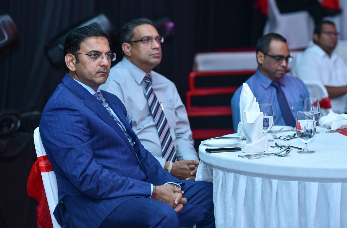 މާލެ: އޭޕްރީލް 19، 2017- އުރީދޫ އިން ހިއްސާ ވިއްކުން އިފްތިތާހުކުރުމުގެ ގޮތުން ބޭއްވި ރަސްމިއްޔާތުގެ ތެރެއިން.---މިހާރު ފޮޓޯ: ހުސެއިން ވަހީދު