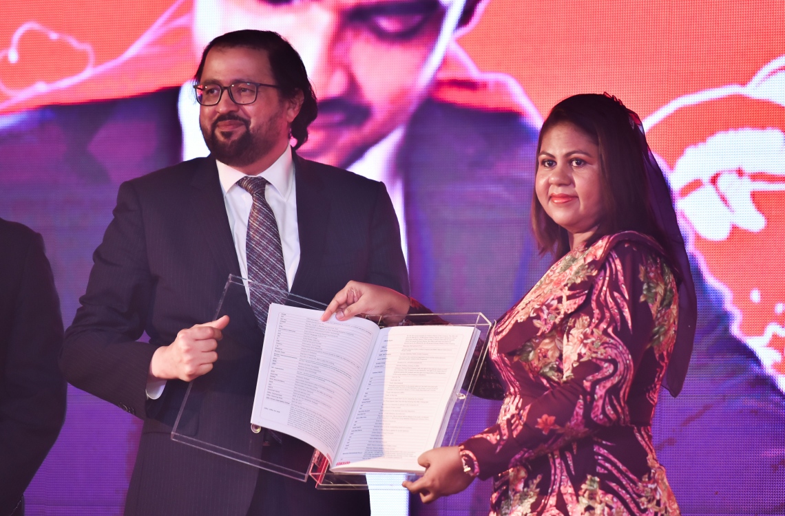 މާލެ: އޭޕްރީލް 19، 2017- އުރީދޫ އިން ހިއްސާ ވިއްކުން އިފްތިތާހުކުރުމުގެ ގޮތުން ބޭއްވި ރަސްމިއްޔާތުގައި، އެ ކުންފުނީގެ ޑެޕިއުޓީ ސީއީއޯ ޚާލިދު މުހައްމަދު އުރީދޫގެ ޕްރޮސްޕެކްޓަސް، އެމްއެމްއޭގެ ގަވަރުނަރު އަޒީމާ އާދަމް އަށް އަރުވަނީ.---މިހާރު ފޮޓޯ: ހުސެއިން ވަހީދު