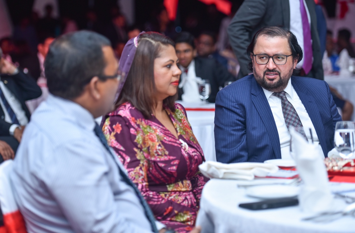 މާލެ: އޭޕްރީލް 19، 2017- އުރީދޫން އިން ހިއްސާ ވިއްކަން ފެށުން އިފުތިތާހު ކުރުމަށް ބޭއްވި ރަސްމިއްޔާތުގައި،  އެމްއެމްއޭގެ ގަވަރުނަރު އަޒީމާ (މ) ބައިވެރިވެވަޑައިގަންވަނީ.---މިހާރު ފޮޓޯ: ހުސެއިން ވަހީދު