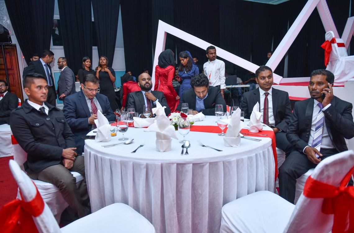 މާލެ: އޭޕްރީލް 19، 2017- އުރީދޫން އިން ހިއްސާ ވިއްކަން ފެށުން އިފުތިތާހު ކުރުމަށް ބޭއްވި ރަސްމިއްޔާތުގެ ތެރެއިން.---މިހާރު ފޮޓޯ: ހުސެއިން ވަހީދު