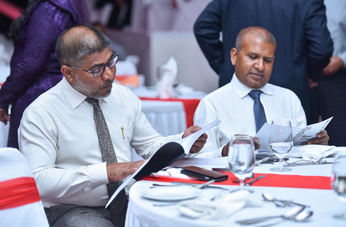 މާލެ: އޭޕްރީލް 19، 2017- އުރީދޫން އިން ހިއްސާ ވިއްކަން ފެށުން އިފުތިތާހު ކުރުމަށް ބޭއްވި ރަސްމިއްޔާތުގައި، ކޮމިޝަނަ ޖެނެރަލް އޮފް ކަސްޓަމްސް ޝަރީފް (ވ) އަދި އެންސިސްގެ މެނޭޖިން ޑިރެކްޓަރު ވަސީމް ބައިވެރިވެވަޑައިގަންނަވަނީ---މިހާރު ފޮޓޯ: ހުސެއިން ވަހީދު