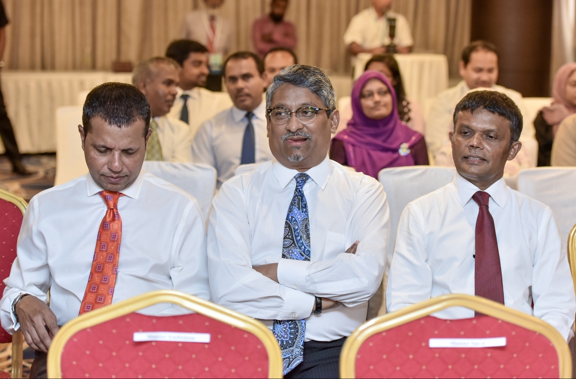 މާލެ: އޭޕްރީލް 19، 2017- ރާއްޖެ އިން ބޭރުގައި ތިއްބަވާ ދިވެހި ސަފީރުންގެ މަހާސިންތާ ފެށުމުގެ ރަސްމިއްޔާތުގައި ބައެެއް ޑިޕްލޮމެޓުން ބައިވެރިވެވަޑައިގަންނަވަނީ.---މިހާރު ފޮޓޯ: ނިޝާން އަލީ