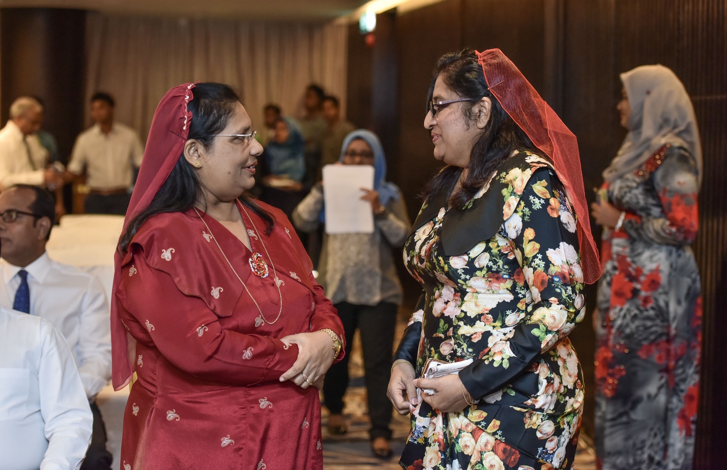 ރާއްޖެ އިން ބޭރުގައި ތިއްބަވާ ދިވެހި ސަފީރުންނާ އެކު މިދިޔަ އޭޕްރީލް މަހު ބޭއްވި މަހާސިންތާގައި ޒާހިޔާ (ވ) އަދި ރައީސް އޮފީހުގެ ލީގަލް އެޑްވައިޒަރު އާޒިމާ ވާހަކަ ދައްކަވަނީ.---މިހާރު ފޮޓޯ: ހުސެއިން ވަހީދު