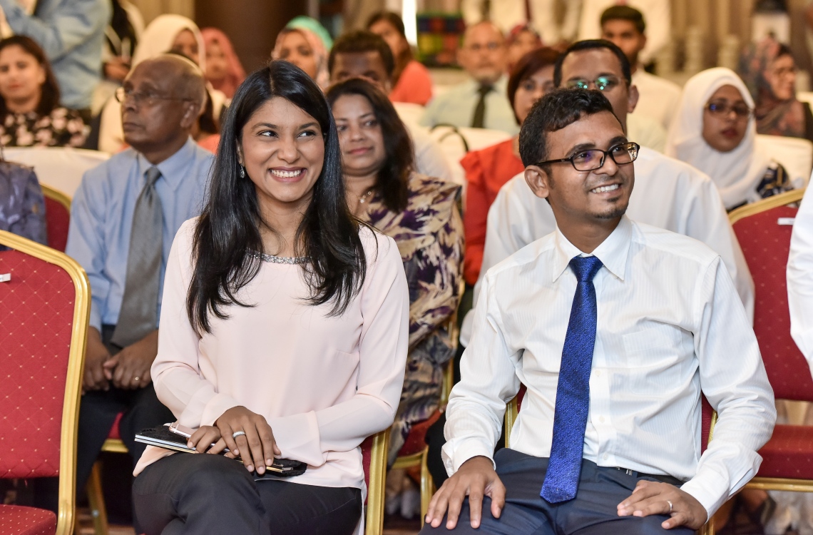 މާލެ: އޭޕްރީލް 19، 2017- ރާއްޖެ އިން ބޭރުގައި ތިއްބަވާ ދިވެހި ސަފީރުންގެ މަހާސިންތާ ފެށުމުގެ ރަސްމިއްޔާތުގައި ފިނޭންސް މިނިސްޓަރު މުނައްވަރު (ކ) އަދި ޖެންޑާ މިނިސްޓަރު ޒެނީޝާ ބައިވެރިވެވަޑައިގަންނަވަނީ.---މިހާރު ފޮޓޯ: ނިޝާން އަލީ