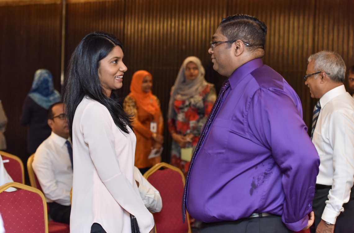 މާލެ: އޭޕްރީލް 19، 2017- ރާއްޖެ އިން ބޭރުގައި ތިއްބަވާ ދިވެހި ސަފީރުންގެ މަހާސިންތާ ފެށުމުގެ ރަސްމިއްޔާތުގައި އެޓާނީ ޖެނެރަލް އަނިލް އާއި ޖެންޑާ މިނިސްޓަރު ޒެނީޝާ ވާހަކަ ދައްކަވަނީ.---މިހާރު ފޮޓޯ: ނިޝާން އަލީ