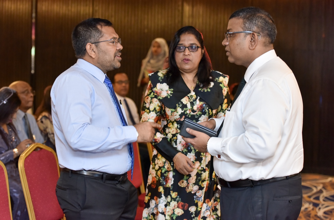 މާލެ: އޭޕްރީލް 19، 2017- ރާއްޖެ އިން ބޭރުގައި ތިއްބަވާ ދިވެހި ސަފީރުންގެ މަހާސިންތާ ފެށުމުގެ ރަސްމިއްޔާތުގައި ޓޫރިޒަމް މިނިސްޓަރު ޒަމީރާއި ރައީސް އޮފީހުގެ ލީގަލް މިނިސްޓަރު އާޒިމާ އަދި އިންޑިއާގައި ހުންނަވާ ދިވެހި ސަފީރު އަހުމަދު މުހައްމަދު ވާހަކަ ދައްކަވަނީ.---މިހާރު ފޮޓޯ: ނިޝާން އަލީ