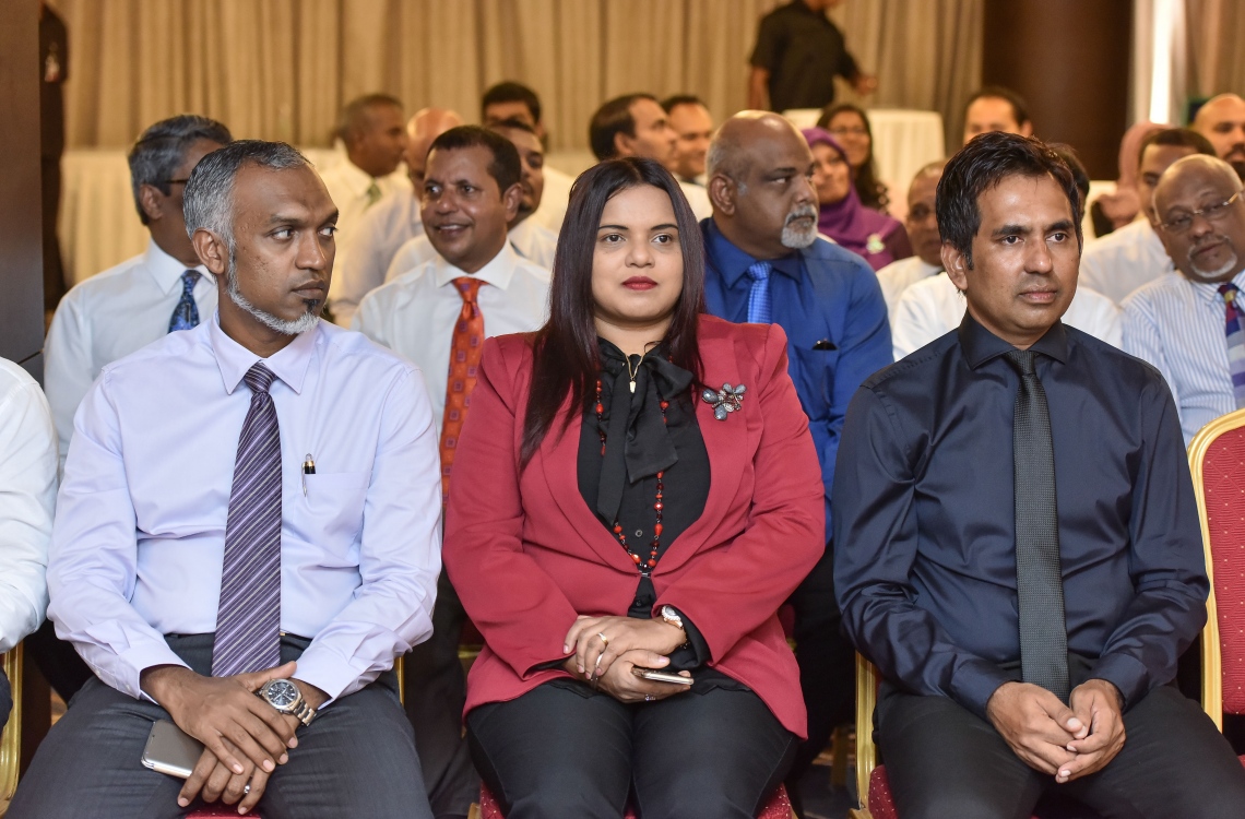 މާލެ: އޭޕްރީލް 19، 2017- ރާއްޖެ އިން ބޭރުގައި ތިއްބަވާ ދިވެހި ސަފީރުންގެ މަހާސިންތާ ފެށުމުގެ ރަސްމިއްޔާތުގައި (ކ-ވ) އިކޮނޮމިކް މިނިސްޓަރު ސައީދާއި ޔޫތު މިނިސްޓަރު އިރުތިޝާމް އަދި ހައުސިން މިނިސްޓަރު މުއިއްޒު ބައިވެރިވެވަޑައިގަންނަވަނީ.---މިހާރު ފޮޓޯ: ނިޝާން އަލީ