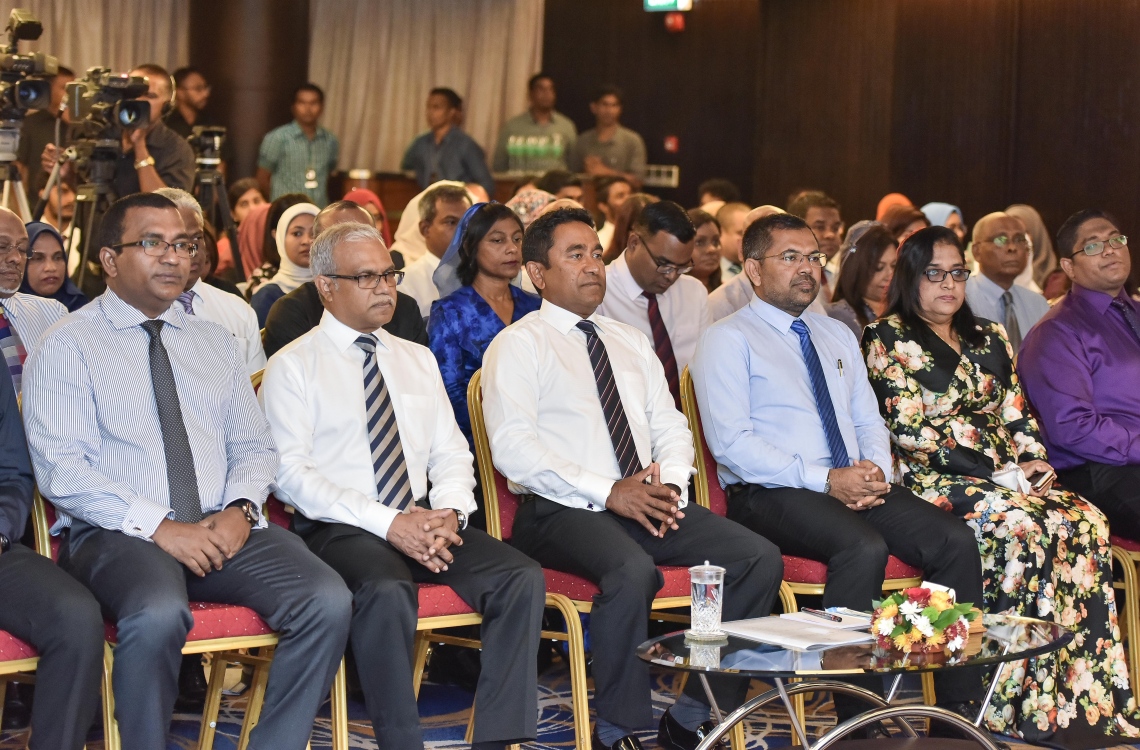 މާލެ: އޭޕްރީލް 19، 2017- ރާއްޖެ އިން ބޭރުގައި ތިއްބަވާ ދިވެހި ސަފީރުންގެ މަހާސިންތާ ފެށުމުގެ ރަސްމިއްޔާތުގައި ރައީސް ޔާމީން ބައިވެރިވެވަޑައިގަންނަވަނީ.---މިހާރު ފޮޓޯ: ނިޝާން އަލީ